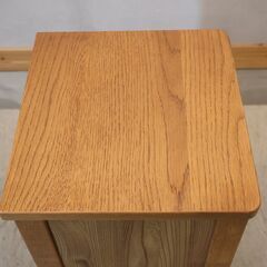 ISSEIKI(一生紀)のHENRY(ヘンリー) スリッパラックです。アッシュ無垢材の繊細な木目と濃褐色が特徴的な収納ラック。様々なテイストのインテリアに合わせやすいシンプルでナチュラルなデザイン♪の画像