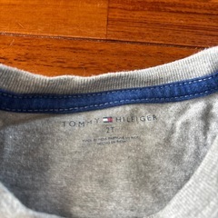 TOMMY HILFIGER 2T ロンＴの画像
