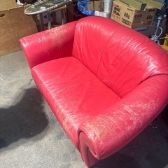 赤い2Pソファの画像