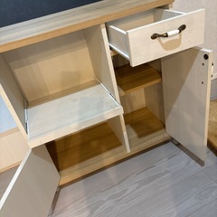 タイヤ付きスライド食器棚の画像