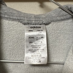 adidas グレー フード付きパーカー Mサイズの画像