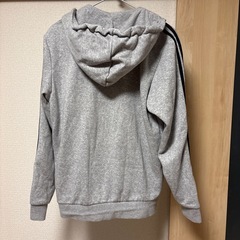 adidas グレー フード付きパーカー Mサイズの画像