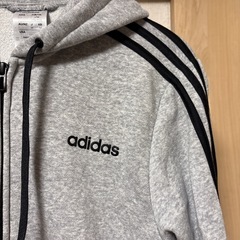 adidas グレー フード付きパーカー Mサイズの画像