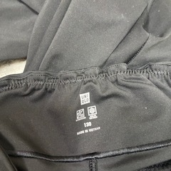 ユニクロ　130 黒ズボンの画像