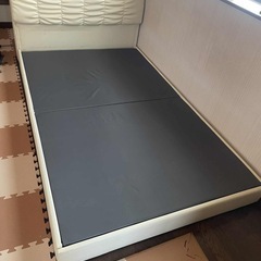 ダブルベッドフレームとマットレスの画像