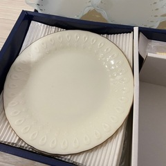 GIVENCYの食器セットの画像