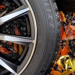 (問い合わせが多すぎるのでゆっくり返信します)スタッドレスタイヤの画像