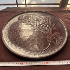 鎌倉彫風　お盆　丸盆　花の画像