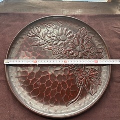 鎌倉彫風　お盆　丸盆　花の画像