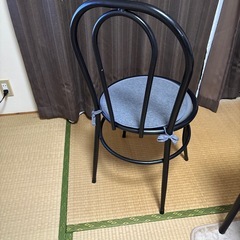 パイプ椅子2脚の画像