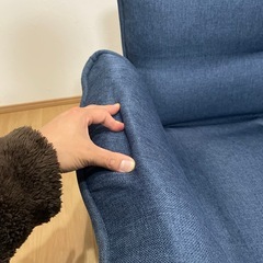 2人掛け紺色のソファーの画像