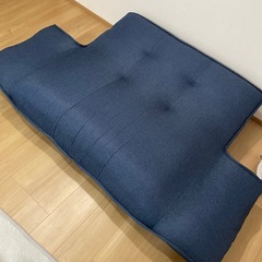 2人掛け紺色のソファーの画像