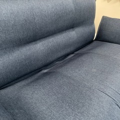 2人掛け紺色のソファーの画像