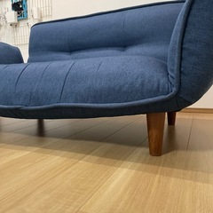 2人掛け紺色のソファーの画像