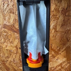 L0411 IRISOHYAMA アイリスオーヤマ コードレススティッククリーナー 掃除機 充電式 紙パック 2023年製の画像