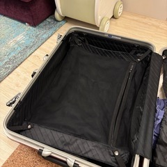 スーツケース（故障あり）の画像