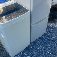 ⭕️配達無料です⭕️SHARP137リットル冷蔵庫と4.5キロ風乾燥付き洗濯機です⭕️の画像