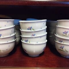 お湯のみ美品です。37個ありますがいくつでもどうぞ。ブランドはわかりません。の画像