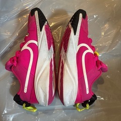 NIKE18.5cm☆ショッキングピンクの靴の画像