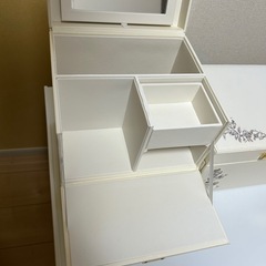 Francfranc フランフラン エンブロイダリーフラワー コスメボックス ベージュ（写真左側の画像