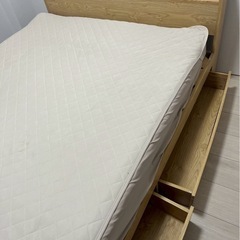 ダブルベッド　収納付き　コンセント付きの画像