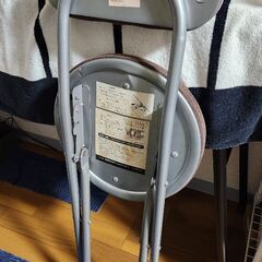 折り畳み丸いパイプ椅子　ブラウンの画像