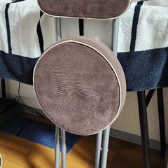 折り畳み丸いパイプ椅子　ブラウンの画像