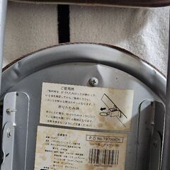 折り畳み丸いパイプ椅子　ブラウンの画像