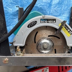 電動ノコギリとテーブルの画像