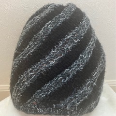 【極上モノトーン】大人シックな手編み帽子 ケーブル風コサージュの画像