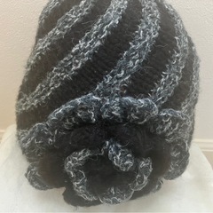 【極上モノトーン】大人シックな手編み帽子 ケーブル風コサージュの画像