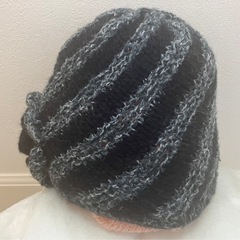 【極上モノトーン】大人シックな手編み帽子 ケーブル風コサージュの画像