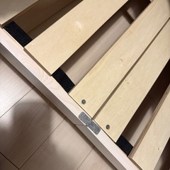 ニトリ　白　脚付きヘッドレスすのこベッドフレーム(SRN WH) 三つ折りボリュームマットレス　防ダニふとん　吸湿シートの画像