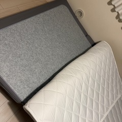 ニトリ　白　脚付きヘッドレスすのこベッドフレーム(SRN WH) 三つ折りボリュームマットレス　防ダニふとん　吸湿シートの画像