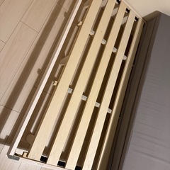 ニトリ　白　脚付きヘッドレスすのこベッドフレーム(SRN WH) 三つ折りボリュームマットレス　防ダニふとん　吸湿シートの画像