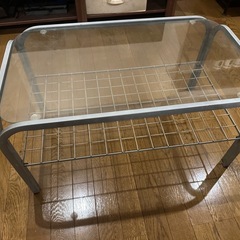 シンプルモダン！クリアガラスのコンパクトセンターテーブルの画像