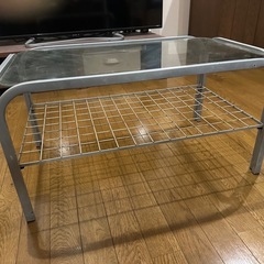 シンプルモダン！クリアガラスのコンパクトセンターテーブルの画像