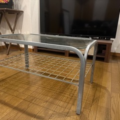 シンプルモダン！クリアガラスのコンパクトセンターテーブルの画像