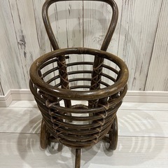 ラタンカートプランターラックの画像