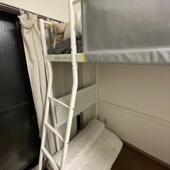 ベッドフレーム、マットレス、枕の画像