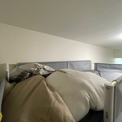 ベッドフレーム、マットレス、枕の画像