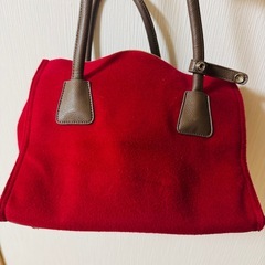 赤いバックの画像