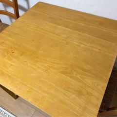 2人用ダイニングテーブルと椅子の画像