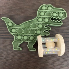 赤ちゃんのおもちゃ　ガラガラとプッシュポップの画像