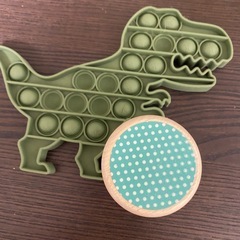 赤ちゃんのおもちゃ　ガラガラとプッシュポップの画像