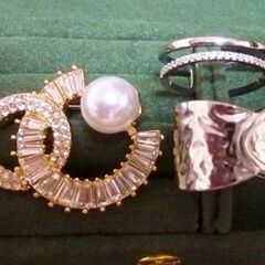 美品/調整可能リング指輪とワンパールダブルCブローチ３点セットの画像