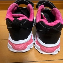 キッズスニーカー ブラック ピンク ハート柄 マジックテープ 軽量の画像