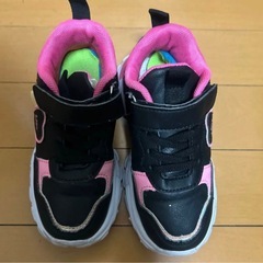 キッズスニーカー ブラック ピンク ハート柄 マジックテープ 軽量の画像