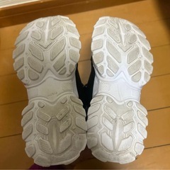 キッズスニーカー ブラック ピンク ハート柄 マジックテープ 軽量の画像