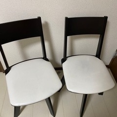 ニトリの伸長式ダイニングテーブル　回転椅子2脚付きの画像